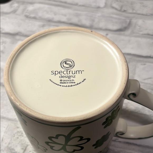 Spectrum designz Shamrock Mug with Green Interior 2019 St Patty Day 16 oz mug - Picture 2 of 6